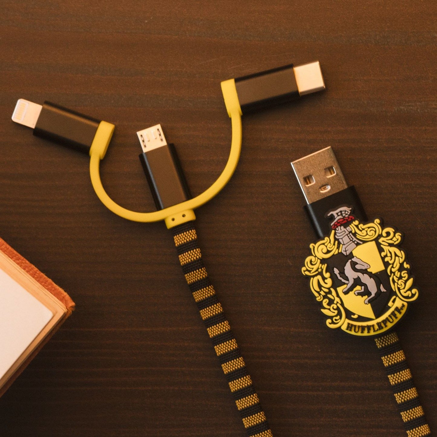 Harry Potter - Hogwarts Hufflepuff 3-in-1 Scarf Cable (Lightning / Micro-USB / USB-C)