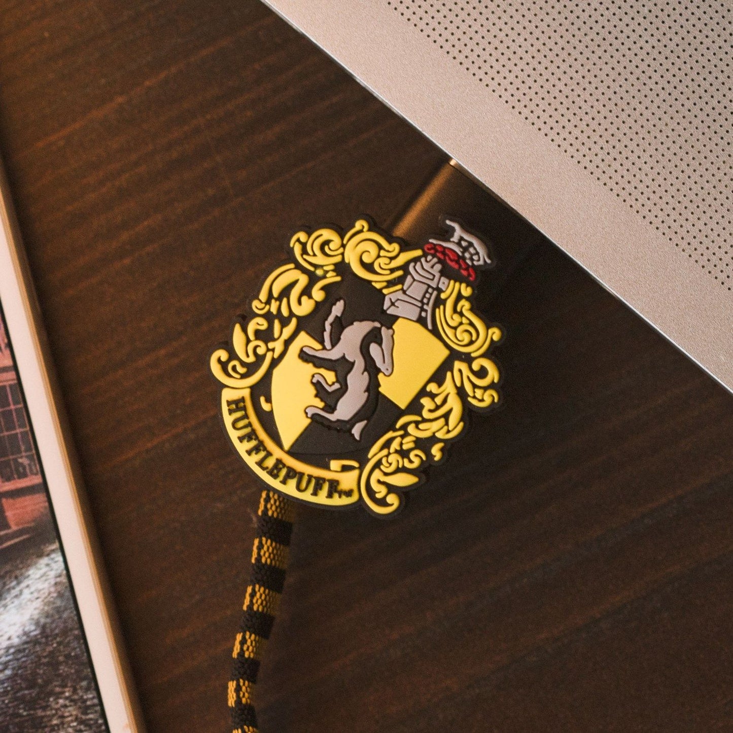 Harry Potter - Hogwarts Hufflepuff 3-in-1 Scarf Cable (Lightning / Micro-USB / USB-C)