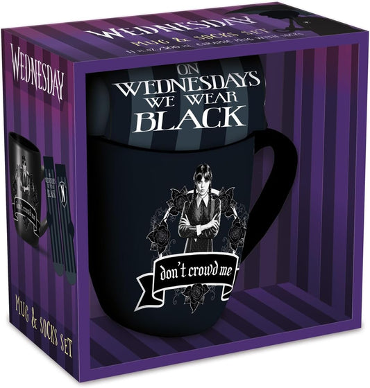 Pyramid International – Wednesday Mug & Sock Set (Svart, UK storlek 3-8 / EU 36-41)