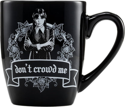 Pyramid International – Wednesday Mug & Sock Set (Svart, UK storlek 3-8 / EU 36-41)