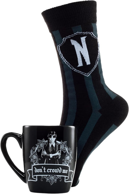 Pyramid International – Wednesday Mug & Sock Set (Svart, UK storlek 3-8 / EU 36-41)